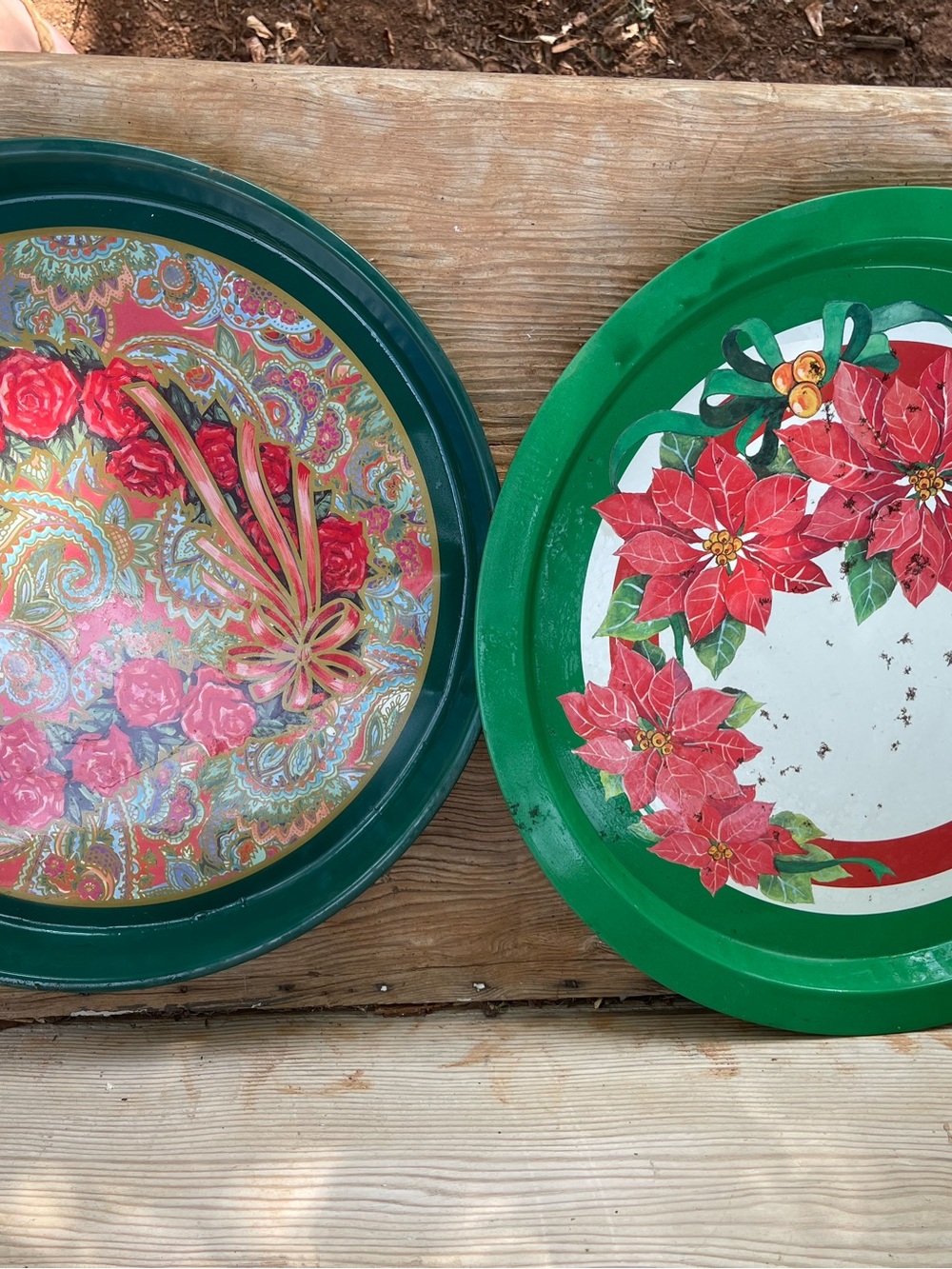 Set of Two Decorative Holiday Metal Trays in Green and Red VINTAGE